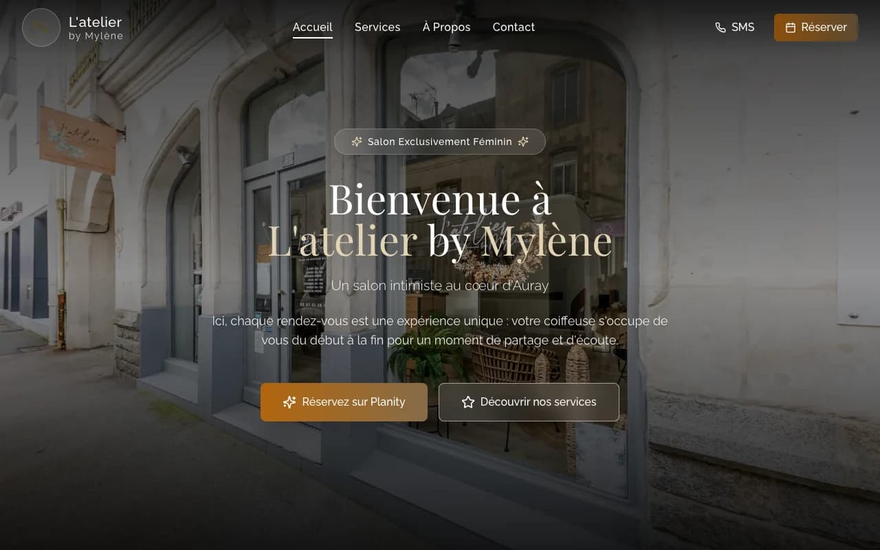 Capture d'écran du site web L'Atelier by Mylène - Salon de coiffure exclusivement féminin à Auray, Bretagne – Balayage, head spa japonais, soins capillaires et extensions